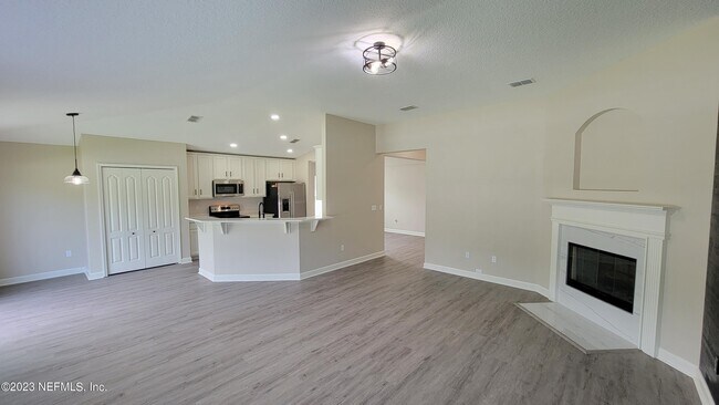 Building Photo - 2735 Woodsdale Dr