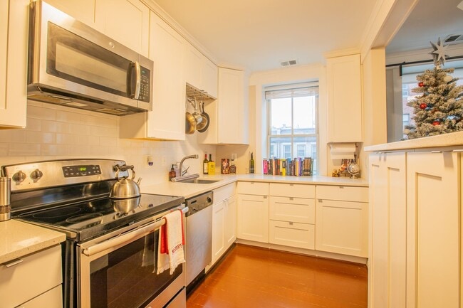 Building Photo - Lovely Studio Condo Unit in Columbia Heights!