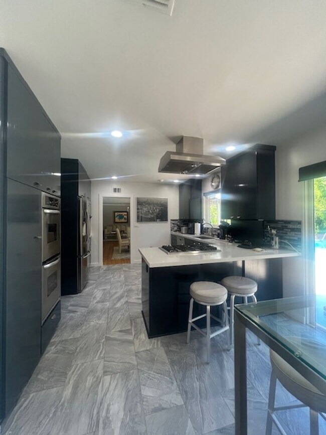 Building Photo - Beautiful One Level, 3 Bedroom, 3 Bathroom Tarzana Pool Home for Lease!