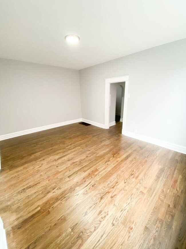 Building Photo - Gorgeous 1 bed/1 bath w/ bonus room! Hardwood floors! Quartz counter tops! Stainless appliances!