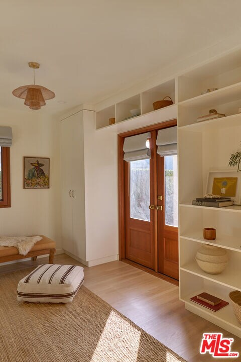 Building Photo - 655 Angelus Pl