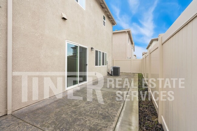 Building Photo - 3867 Roseparke Way