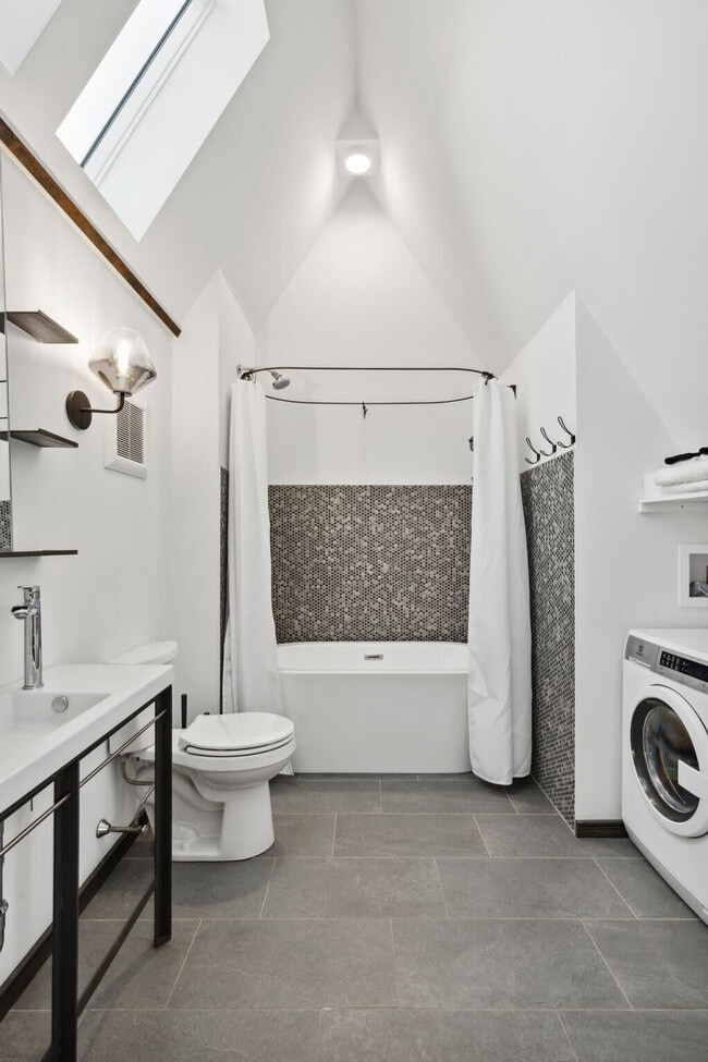 Building Photo - 10 Anchor St