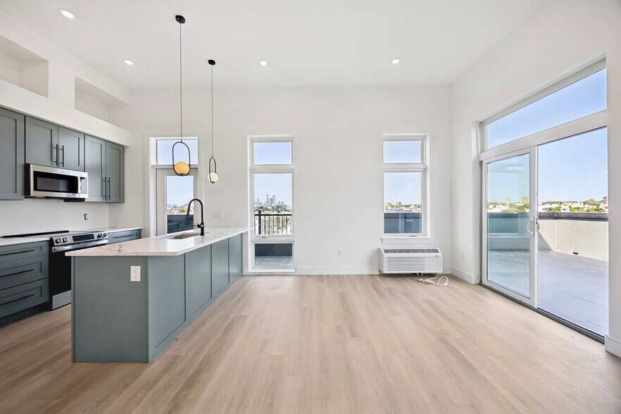 Primary Photo - 2560 Jasper St,