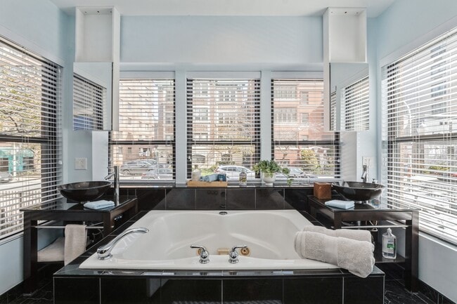 Building Photo - 645 W Bittersweet Pl