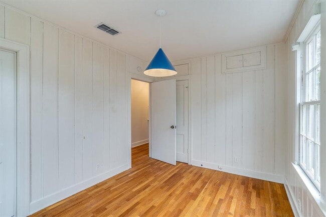 Building Photo - 1609 Sunset Ln