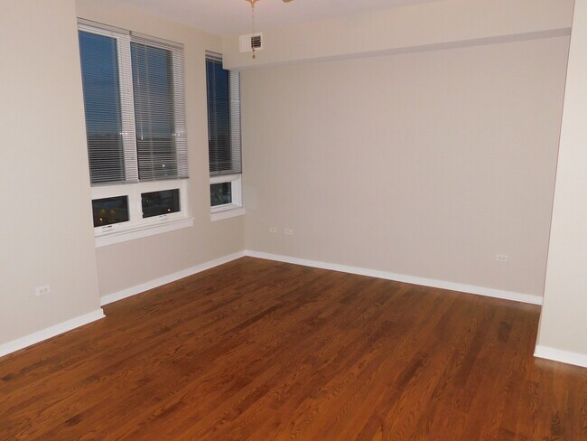 Building Photo - 6000 N Cicero Ave