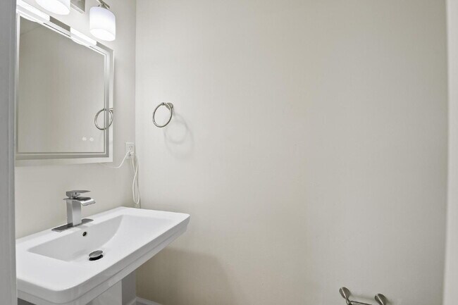 Building Photo - "Charming 2-Bed Townhouse with Modern Comf...