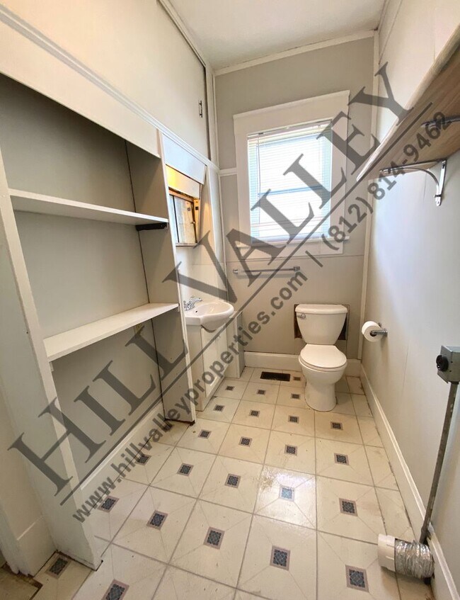 Building Photo - Three Bedroom Home
