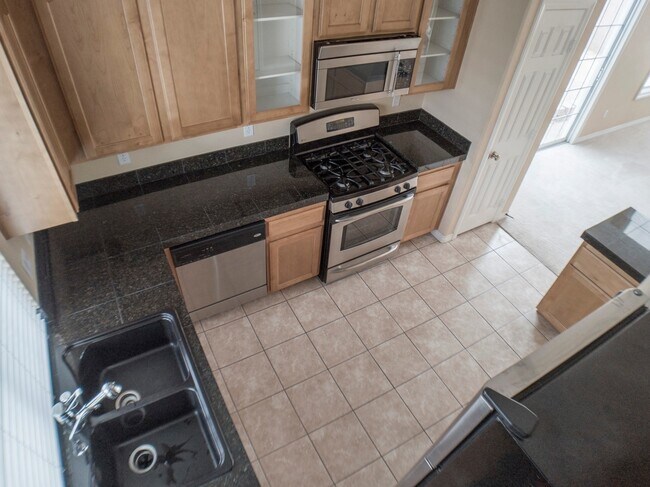 Building Photo - 3 BEDROOM, 3 BATHROOM, 2 CAR GARAGE, COMMU...