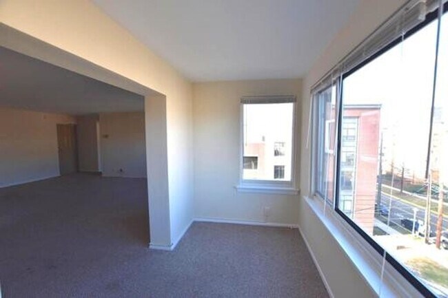 Building Photo - SUNNY & SPACIOUS 2 BR CONDO IS AVAILABLE IN COLLEGE PARK WALKING DISTANCE TO UMD