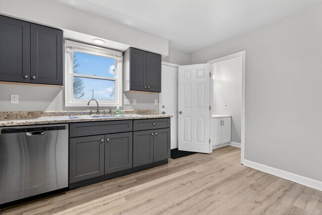 Building Photo - 115 Colonial Pkwy