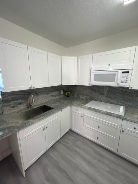 Building Photo - 927 SW 71st Ct