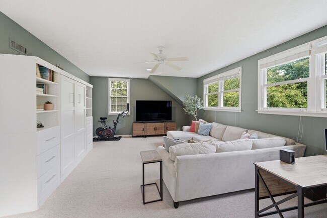 Building Photo - 1733 Carriage Ct
