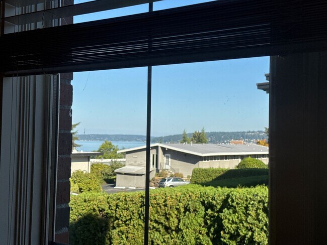 Building Photo - Dec Special Promotion!  Exceptional 3 bed, 3 bath in Houghton Kirkland.  Move in Ready.