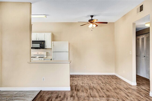 Building Photo - 5650 E Sahara Ave