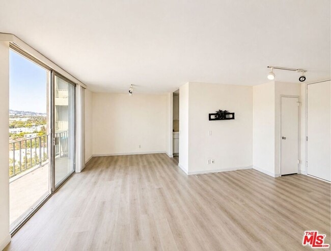 Building Photo - 100 S Doheny Dr