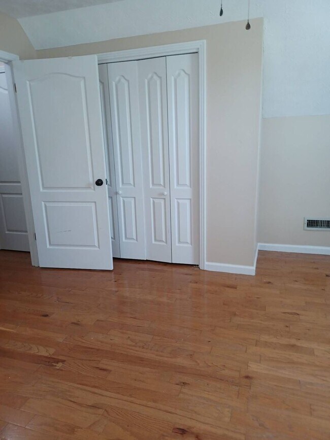 Building Photo - 421 Bluff Dr