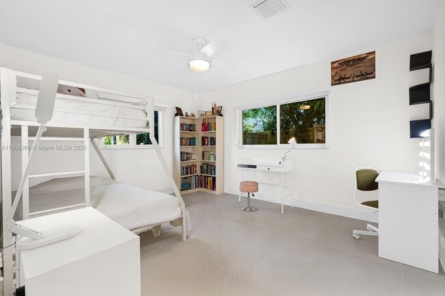 Building Photo - 397 Harbor Ct