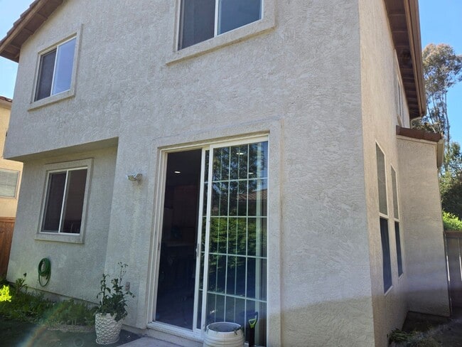 Building Photo - Detached modern single-family home.