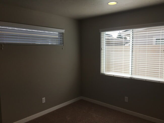 Building Photo - 1575 NE Rumgay Ln