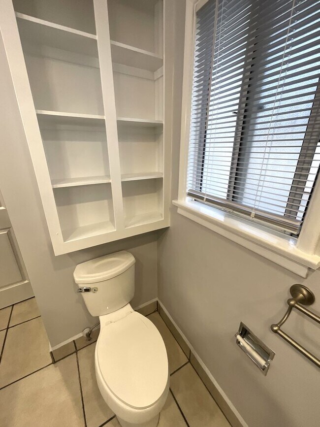 Building Photo - Studio Apartment -Open House  Tuesday the 17th at 5pm