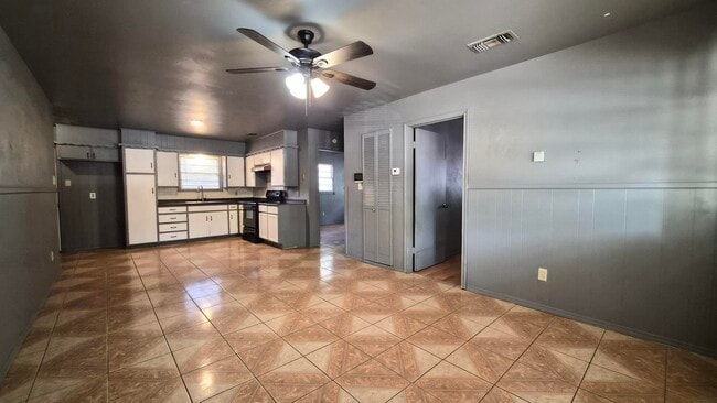 Building Photo - 6108 Avenue W