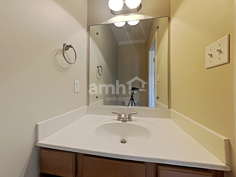 Building Photo - 1641 Silver Oak Ln