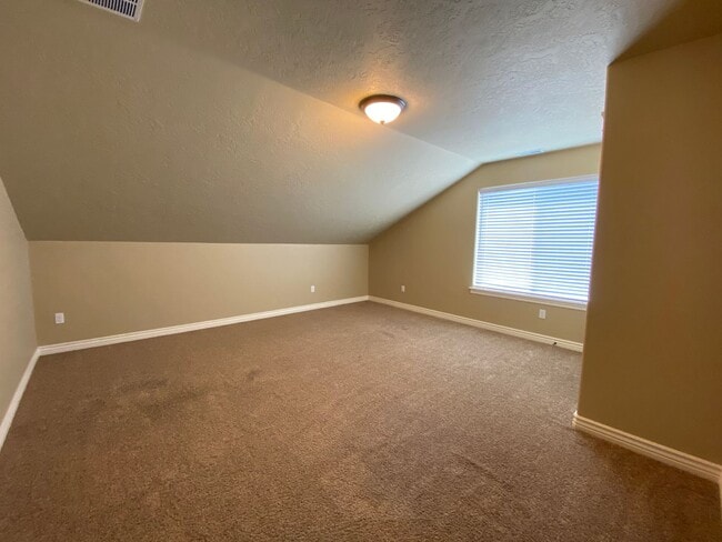 Building Photo - Lawn Care included!  4 bed 2.5 bath Neighb...