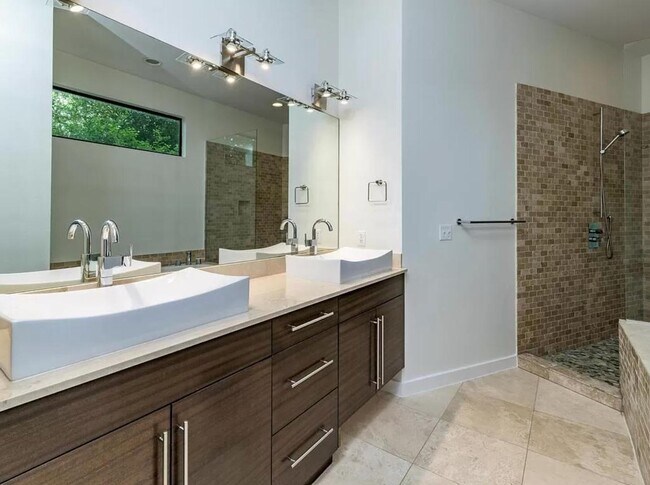 Building Photo - 1907 W 30th St