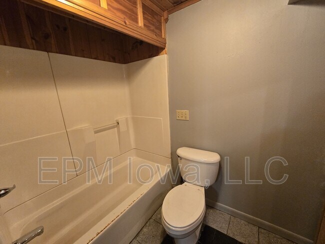Building Photo - 301 Rath St
