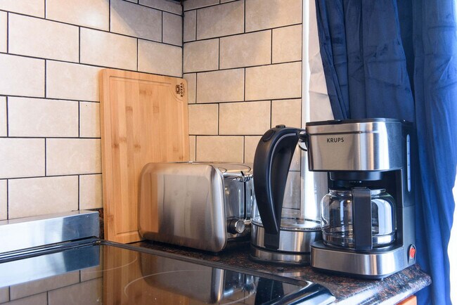 Building Photo - 69 Clinton St