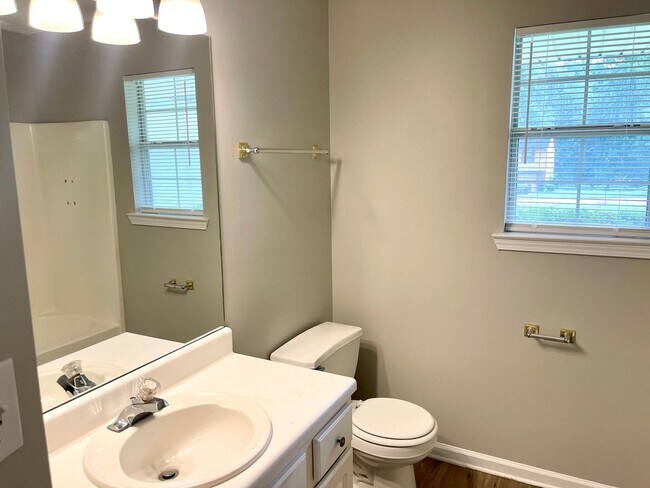 Building Photo - Welcome to this charming 3-bedroom, 2-bath...