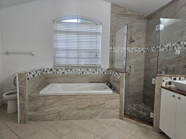 Building Photo - 3215 SE Pinto St