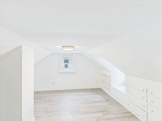 Building Photo - 3905 Larchmont Ln