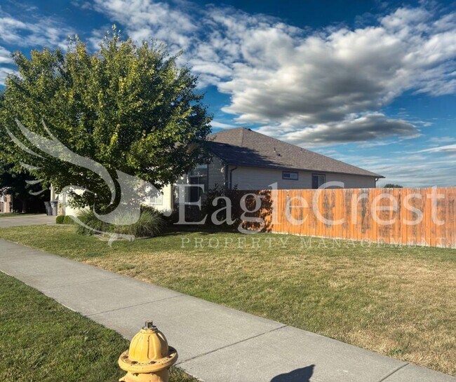 Building Photo - Three Bedroom, Two Bathroom House in Chape...