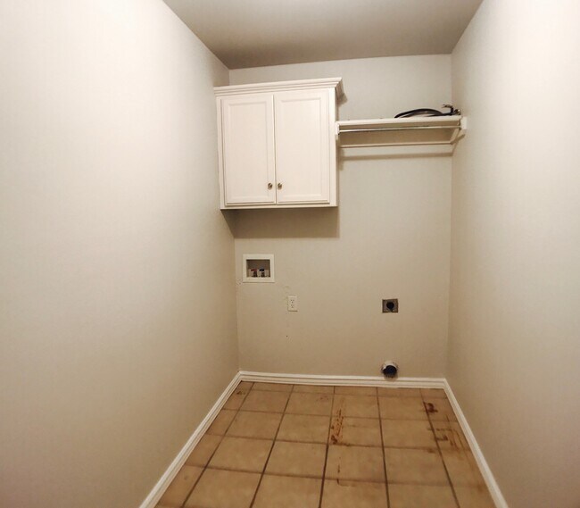 Building Photo - Large 4BD 3BA home located in a great Norm...