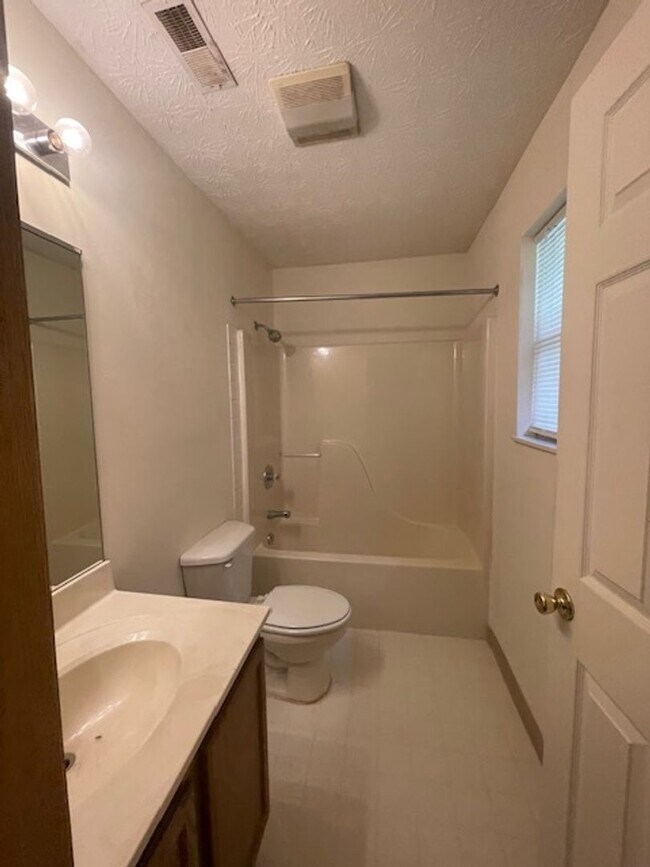 Building Photo - 2 Bedroom 2 Bath Duplex Call Ed Johnson 86...