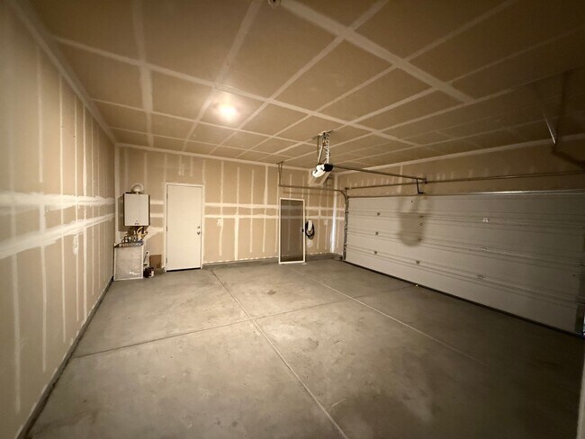 Building Photo - 4-bedroom single story in Manteca!