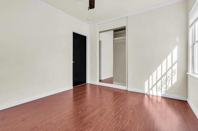 Building Photo - 905 N Albertson Ave