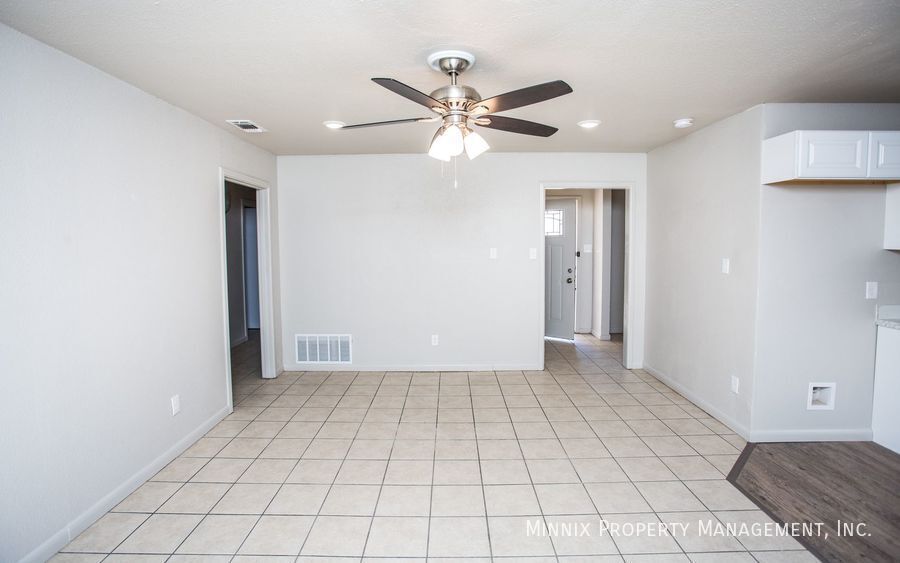 Building Photo - 924 Adrian St