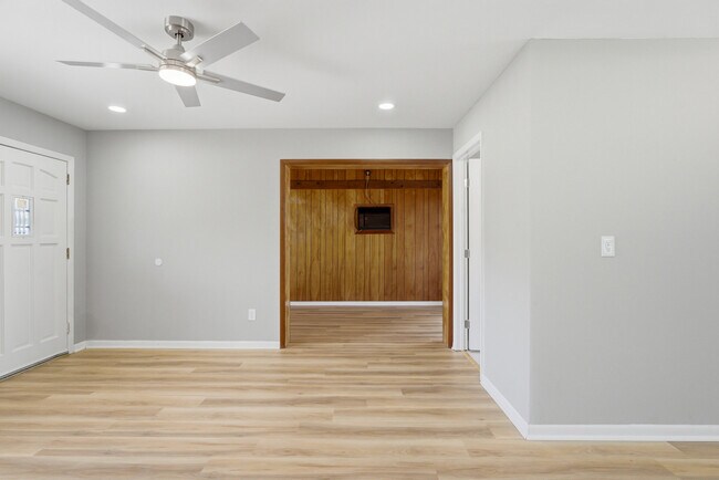 Building Photo - 2505 Lourdes Dr W
