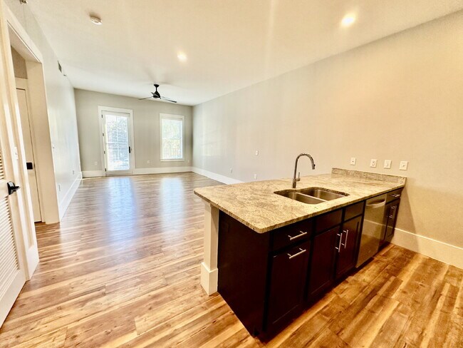 Building Photo - Two Bedroom Condo in the Heart of the Bluffton Promenade!