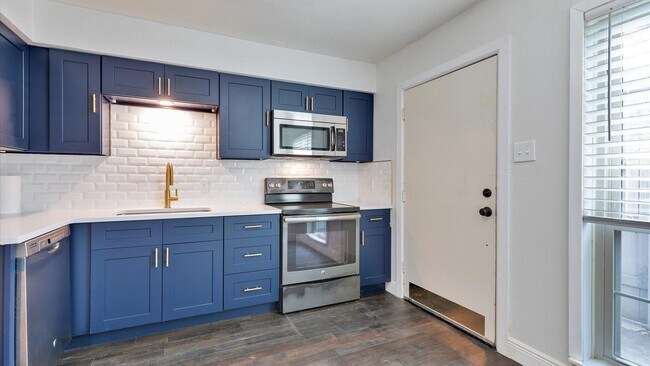 Building Photo - Stylish First-Floor Living in the Heart of San Antonio