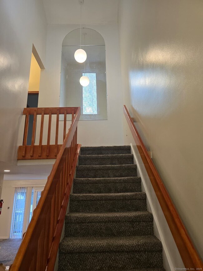 Building Photo - 30 Glenview Dr