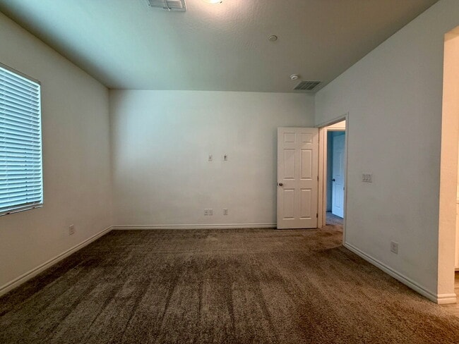 Building Photo - GATED 3 BED 2.5 BATH TOWNHOME WITH 2-CAR GARAGE, COVERED PATIO & COMMUNITY POOL