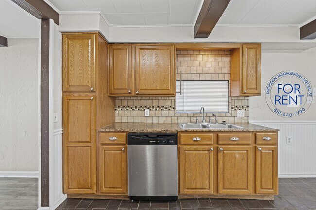 Building Photo - 2429 Lincoln Manor Dr