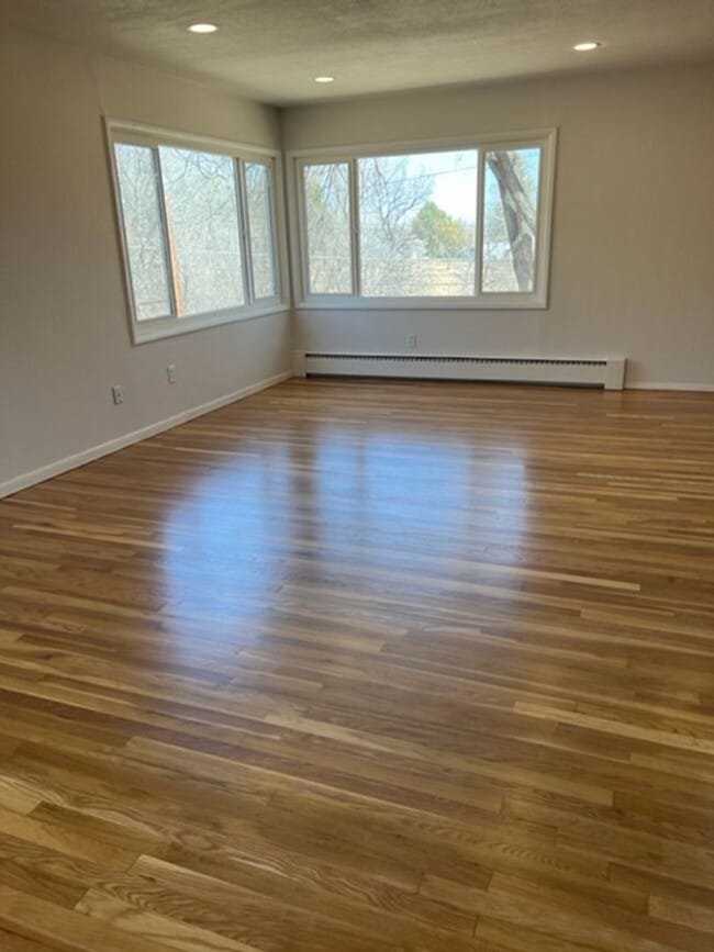 Building Photo - 4 BEDROOM HOME IN SKYWAY!!