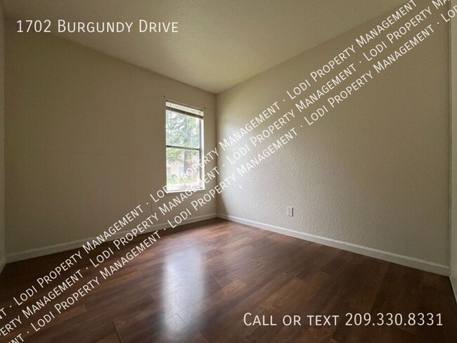 Building Photo - 1702 Burgundy Dr