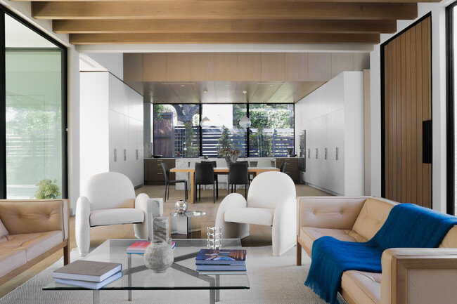 Building Photo - 2106 Matthews Dr